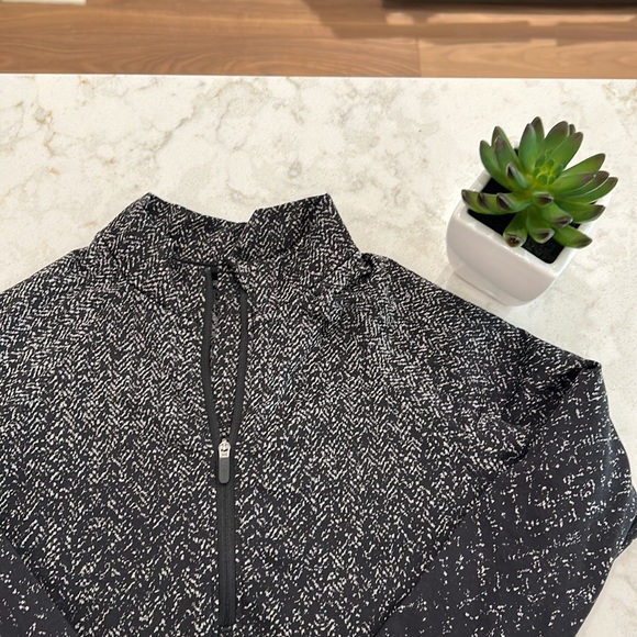 Lululemon Rest less cropped 1/2 zip - Picture 2 of 4